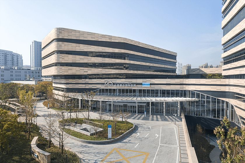 Main entrance and curved facade of Shanghai Jiahui International Hospital (上海嘉会国际医院), Xuhui