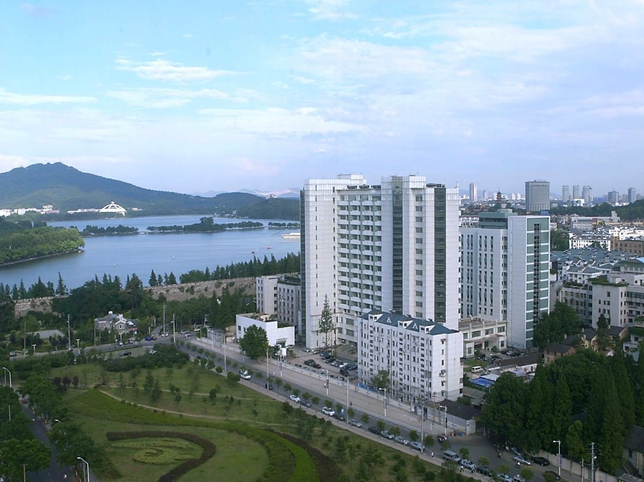 Panoramic view of Jiangsu Cancer Hospital (江苏省肿瘤医院) beside Xuanwu Lake with Purple Mountain behind, Nanjing