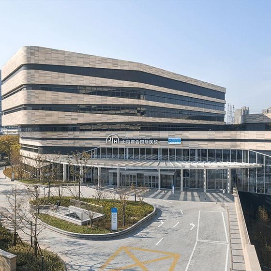 Main entrance and curved facade of Shanghai Jiahui International Hospital (上海嘉会国际医院), Xuhui