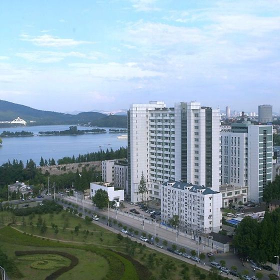 Panoramic view of Jiangsu Cancer Hospital (江苏省肿瘤医院) beside Xuanwu Lake with Purple Mountain behind, Nanjing
