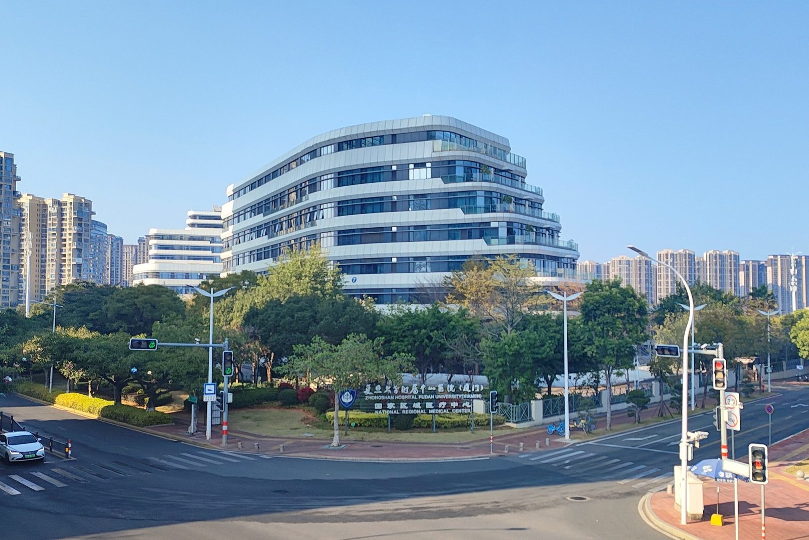 Zhongshan Hospital, Fudan University (复旦大学附属中山医院) building exterior